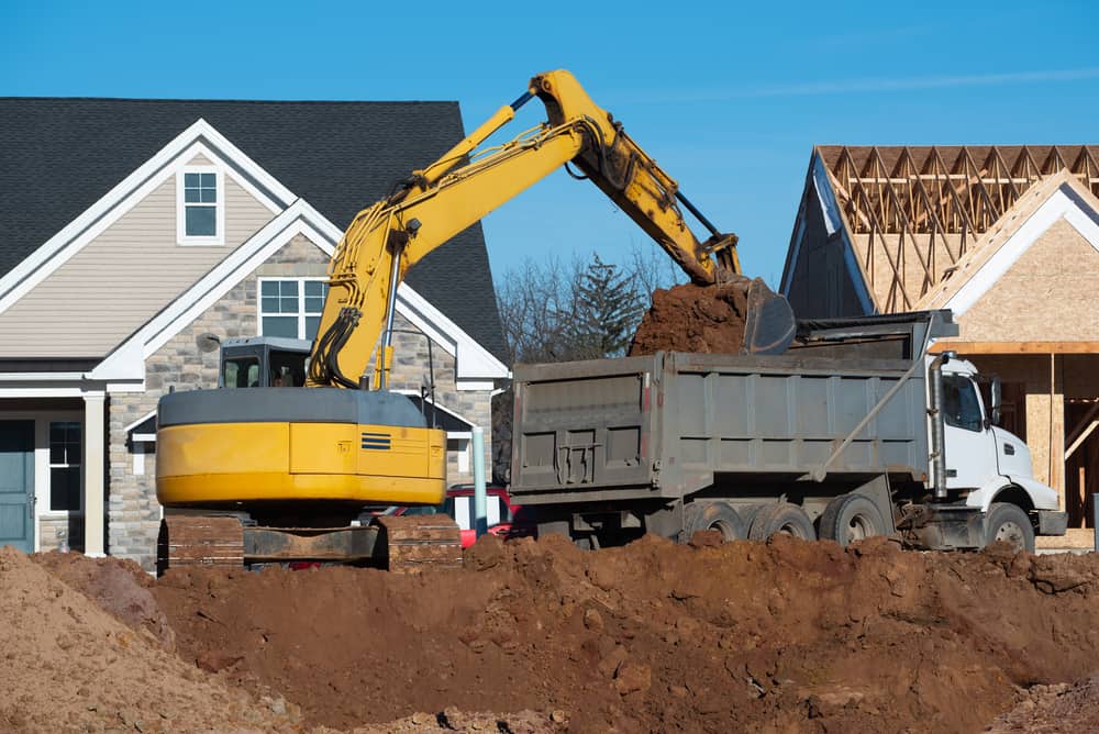 une pelleteuse creuse une fosse de fondation pour une nouvelle maison une pelleteuse creuse une fosse de fondation pour une nouvelle maison lourde